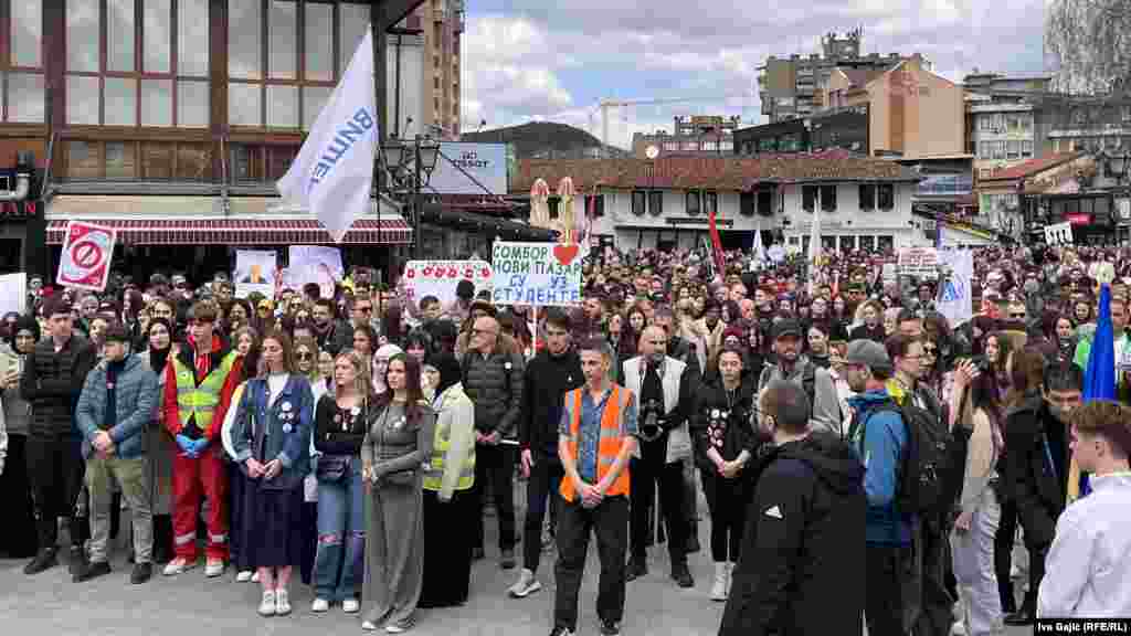 Tokom protesta na centralnom gradskom trgu u Novom Pazaru učesnici su održali 17-minutnu tišinu i tako odali poštu stradalima u padu nadstrešnice u Novom Sadu i studentu novopazarskog univerziteta Ernadu Bakanu, kojeg je u Beogradu 2019. godine na pešačkom prelazu usmrtio vozač automobila.