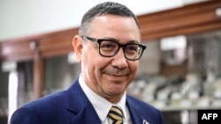 Victor Ponta candidează la alegerile prezidențiale din 2025 pentru a doua oară. A intrat în turul II contra lui Klaus Iohannis în 2014 și a pierdut la diferență de un milion de voturi după ce guvernul său a încercat să limiteze votul în diaspora. 