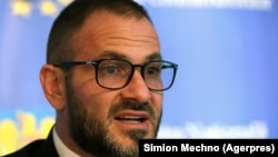 Președintele ANPC, Horia Constantinescu, i-a lăsat pe marii comercianți să aștepte până în ultima zi o decizie cu privire la eliminarea etichetelor Nutri-Score din magazine.