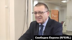 Бойко Ноев е един от бившите военни министри, подписал декларацията. Той е на поста два пъти. 