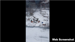 Кадры, заснятые из окна местной жительницей: грузовик за забором котельной сливает фекалии прямо на землю