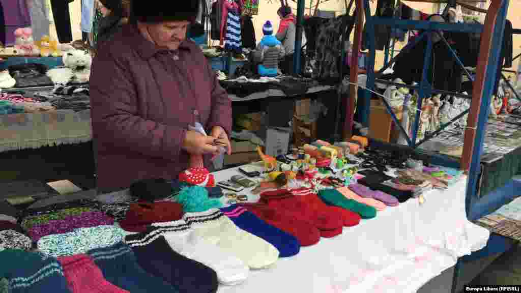 Бабушки продают вязаные шерстяные носки&nbsp;