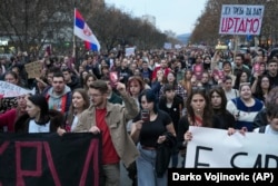 Flamuri i Serbisë shihet në protestat e studentëve.