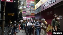 Preko noći i u ranim jutarnjim satima, na štandovima za novine širom grada viđali su se dugački redovi sa ljudima koji su se željno nadali da će uzeti poslednju kopiju novina