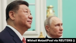 Президент России Владимир Путин (справа) и лидер Китая Си Цзиньпин на встрече в Москве в мае.