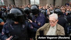 Policijski službenici privode Sternika tokom protesta 9. septembra