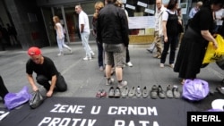 Žene u crnom: "Par cipela - jedan život" 