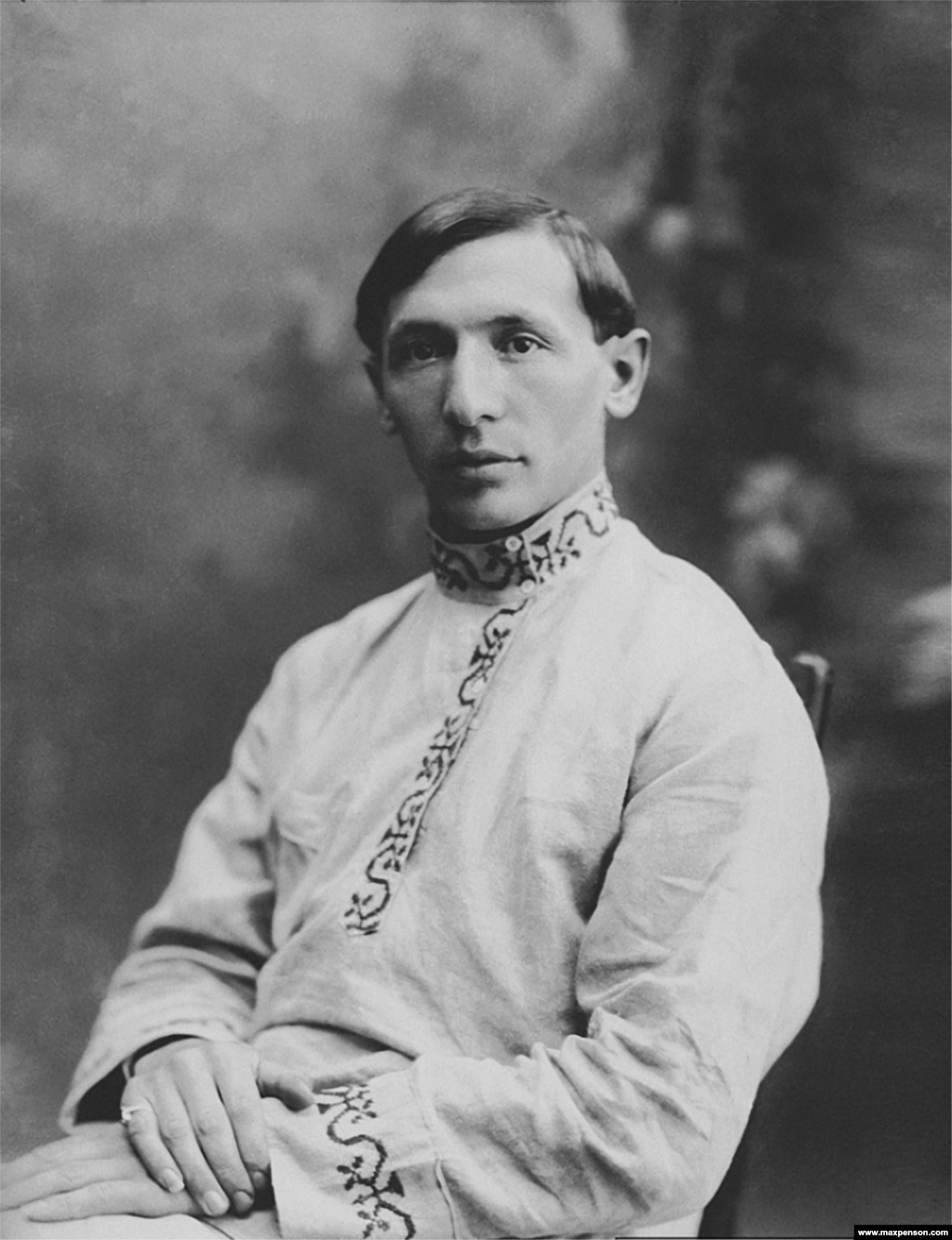 Maks PensonRođen je u jevrejskoj porodici na zapadu Rusije 1893. Preselio se na područje današnjeg Uzbekistana 1914. godine, gdje je sam naučio fotografiju. Od 1926. radio je kao fotoreporter.