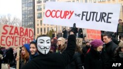 2012 februárjában tüntetéshez vezetett, hogy a kormányzat a felsőoktatáshoz nyúlt. Akkor a felvételi keretszámokat csökkentették az állami karokon, miközben a képzést elvégzőket röghöz kötötték.
