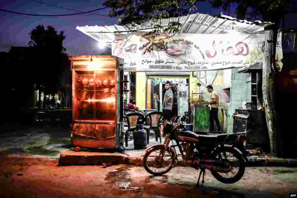 Так выглядят улицы сирийского города Кобани, всего восемь месяцев назад здесь шли ожесточенные бои между боевиками &quot;Исламского государства&quot; и курдами (последние контролируют территорию). 6 сентября 2015 года.&nbsp;