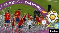 Переможець Євро-2012, збірна Іспанії святкує перемогу на полі Олімпійського стадіону в Києві, 1 липня 2012 року