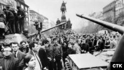 "Защо сте тук?" Танковете на "братските" държави смазаха Пражката пролет