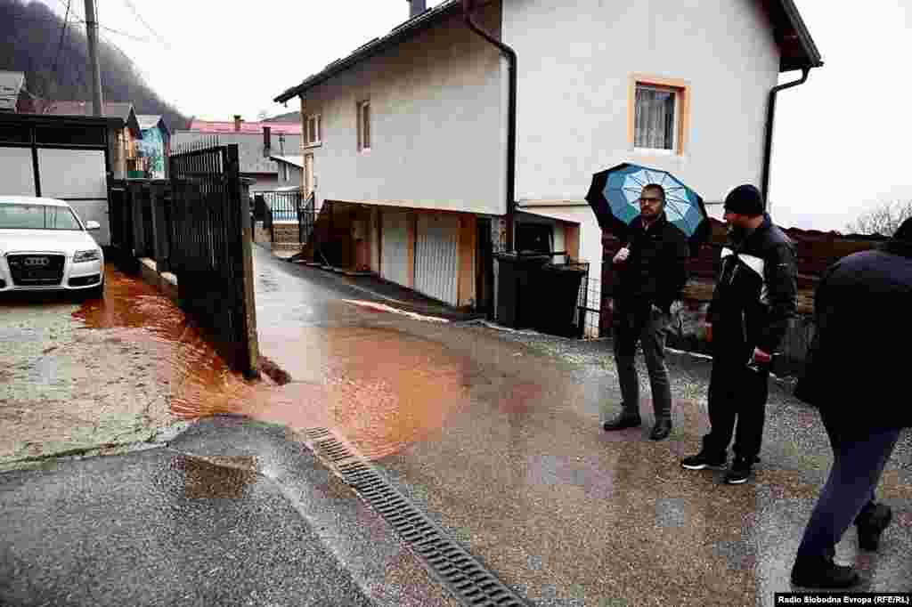 Voda u sarajevskom naselju Širokača se prelijeva iz šahtova i plavi dvorišta. 