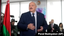 Președintele belarus Alexandr Lukașenko într-o secție de votare, în timpul alegerilor prezidențiale, Minsk, 26 ianuarie 2025.