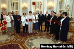 A Köztársaság Elnökének Érdemérmével tüntették ki Budavári Zitát a Bölcső Alapítvány elnökét még 2005-ben.