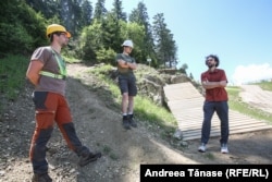 Bogdan Micu (D) alături de șefii echipelor șantierului Bike Park Postăvarul, Ioan Sava (C) și Alex Mititean (S), în masivul Postăvarul.