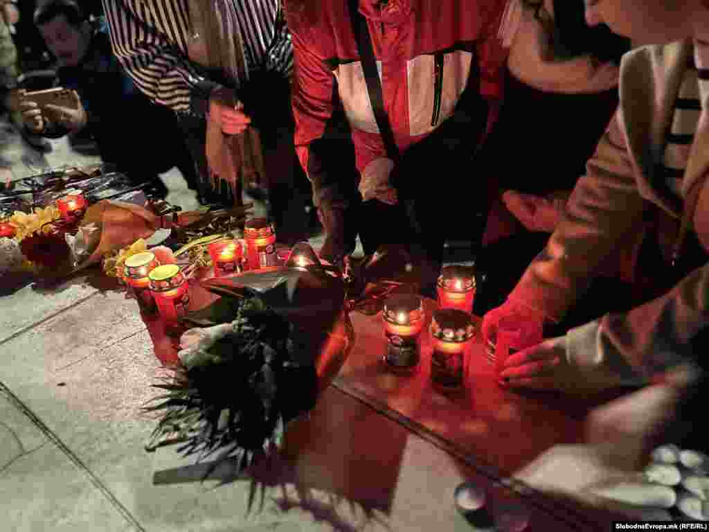 Граѓаните палат свеќи, оставаат цвеќиња и се потпишуваат во „книги на жалост“ во спомен на починатите.