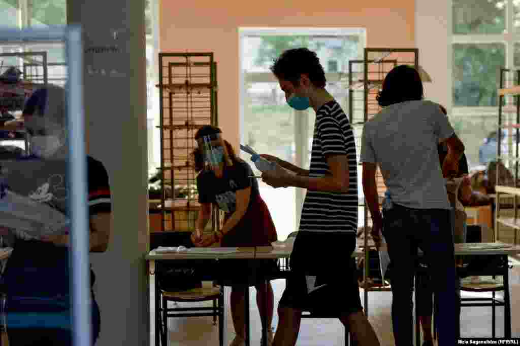 თუ გამოსაცდელს აქვს გამოცდამდე 2-3 დღით ადრე ჩატარებული და მიღებული PCR ტესტირების დასკვნა კოვიდ-უარყოფითი შედეგით, მისი განთავსება ხდება საერთო დარბაზში, შემთხვევა კი აღინიშნება შენიშვნით, რომელსაც მომდევნო გამოცდაზე უნდა მიექცეს ყურადღება; თუ გამოსაცდელს არა აქვს გამოცდამდე 2-3 დღით ადრე ჩატარებული და მიღებული PCR-ტესტირების დასკვნა კოვიდ-უარყოფითი შედეგით, გამოცდაზე დაშვების საკითხს წყვეტს ექიმი. 