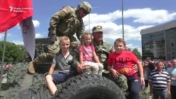 Децата најсреќни на претставувањето на американската воена опрема во Куманово