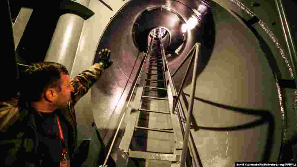 Інструктор із підйомів Павло Сердюк показує трос для страховки, який кріпиться на талію. Останні 22 метри до оглядового майданчика на щиті потрібно підніматися по руці монумента. Всередині дуже круті сходи з кутом нахилу 10-12 градусів, які розташовані у вузькому рукаві