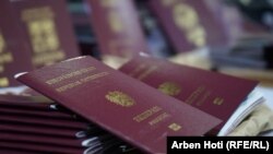 Dokumentet e falsifikuara të cilat janë konfiskuar nga Policia e Kosovës në aksionin kundër krimit të organizuar më 24 mars 2021.