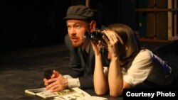 Сите птици се веќе таму, театарска претстава.