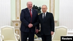 Александър Лукашенко на посещение в Кремъл, където е посрещнат от руския президент Владимир Путин.