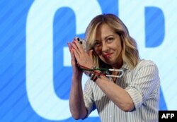 Prim-ministra Italiei și lidera partidului de extremă dreapta Frații Italiei (FDI), Giorgia Meloni, gesticulează în timpul unei conferințe de presă după rezultatele alegerilor europene de la Roma, pe 10 iunie 2024.