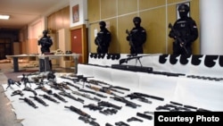 Kolekcija oružja pronađena u kući u naselju Ritopek, kod Beograda, koja je, kako je saopštila policija Srbije, u vlasništvu klana Veljka Belivuka. Oružje je izloženo u prostorijama MUP-a 24. aprila 2021. kada je i objavljena ova fotografija. 