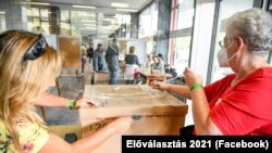 Az ellenzéki előválasztás szavazatait számolják 2021. szeptember 30-án.