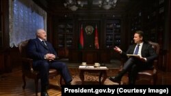 Александр Лукашенко даёт интервью журналисту Саймону Шустеру, Минск, июль 2025