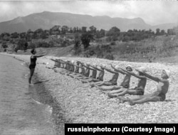 Упражнения на галечном пляже в «Артеке» в 1930-х годах