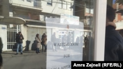 Red za vizu ispred ambasade Mađarske, Priština, 7. decembar 2017.