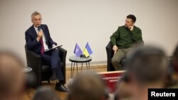 În declarația statelor membre după summitul din 2023 de la Vilnius, mesajul era clar: „viitorul Ucrainei este în NATO”. Până atunci, țara va trebui să se coordoneze cu standardele și procedurile NATO. Cel mai probabil, aderarea va depinde de finele războiului.