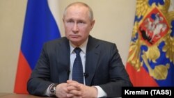 Руският президент Владимир Путин по време на телевизионното обръщение, в което отменя насрочения за април референдум заради заразата с COVID-19