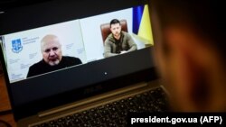 Președintele ucrainean Volodimir Zelenski în video-conferință cu procurorul-șef al Curții Penale Internaționale Karim Han, Kiev, 16 martie 2022.