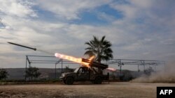 Rebelët duke sulmuar forcat e presidentit sirian, Bashar al-Assad, në periferi të qytetit Hama. 4 dhjetor 2024. 