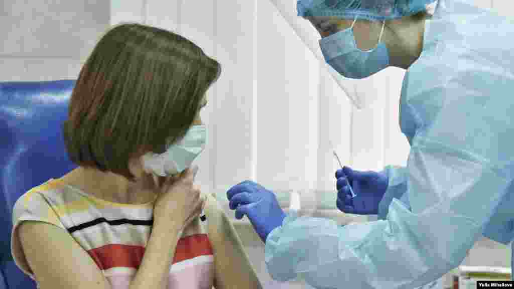 Президент Республики Молдова Майя Санду вакцинируется против Covid-19 препаратом AstraZeneca, 7 мая 2021