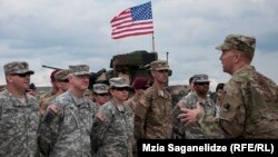 Flamuri amerikan në prapavijë të pjesëmarrësve të ushtrimeve ushtarake në Gjeorgji që kanë filluar sot