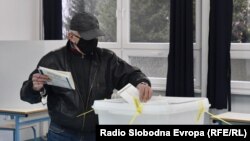 Građanin Sarajeva ubacuje glasački listić u kutiju na lokalnim izborima u BiH 15. novembra 2020. 