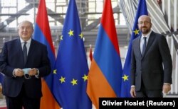 Armen Szárkiszján örmény elnököt fogadja megbeszélésük előtt Charles Michel, az Európai Tanács elnöke 2020. október 21-én.