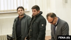 Bekrija (lijevo) i Ljubo (u sredini) Seferović prilikom izricanja prvostepene presude (Sarajevo, 13. januar 2020.)