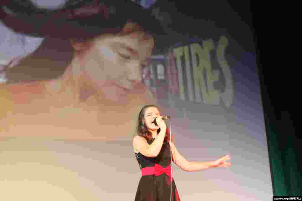 София Чабан поет песню исландской певицы Бьорк It&#39;s оh so quiet. Прага, 8 ноября 2014 года. 