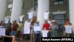 Акция протеста в день выборов мэра Бишкека перед зданием муниципалитета. 8 августа 2018 года.