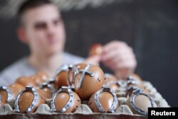 Tradicionalna vještina potkivanja jaja još se održala u bosanskom gradiću Kreševo. Mateo Ivičević, najmlađi je kovač na ovim prostorima.