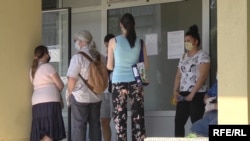 Red za testiranje na korona virus ispred bolnice u Beogradu