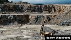 Imagine de la una din carierele de la Baia de Fier, Gorj, preluate de compania de stat Salrom, după revoluție. Cele două cariere de grafit au fost închise în urmă cu mulți ani, dar în 2024 compania a depus două proiecte pe fonduri UE pentru redeschiderea exploatării.