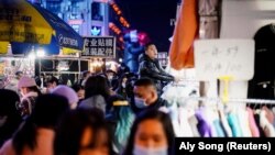 Rrugë përplot me njerëz në Vuhan, dhjetor 2020.