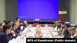 Вице-премьер и глава МИД Казахстана Мурат Нуртлеу во время встречи с министром промышленности и торговли правительства движения «Талибан» Нуриддином Азизи. Кабул, 11 июля 2025 года
