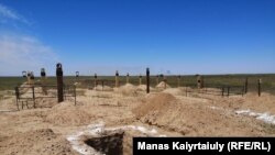 Захоронения на специальном кладбище для жертв коронавирусной инфекции под Алматы.